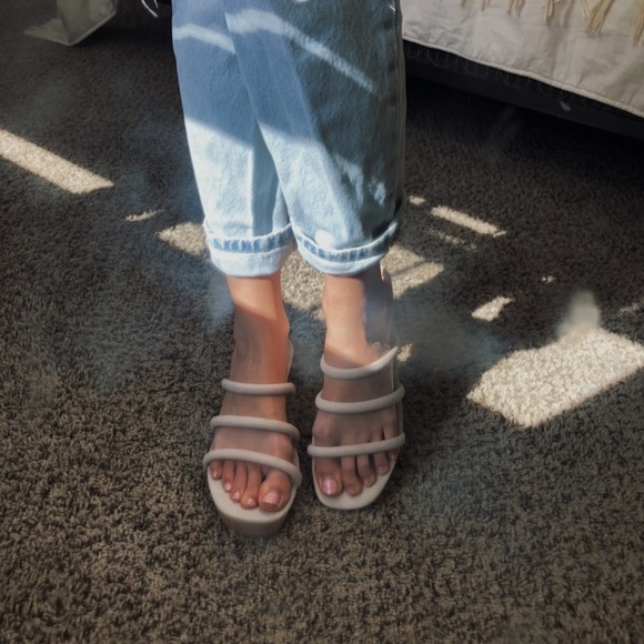 cream sandals - Picture 3 of 5